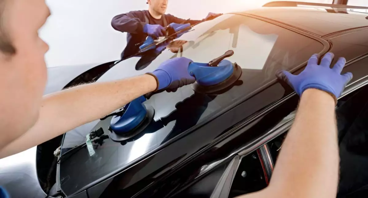 Nous remplaçons les pare-brises de voitures de toutes marques.